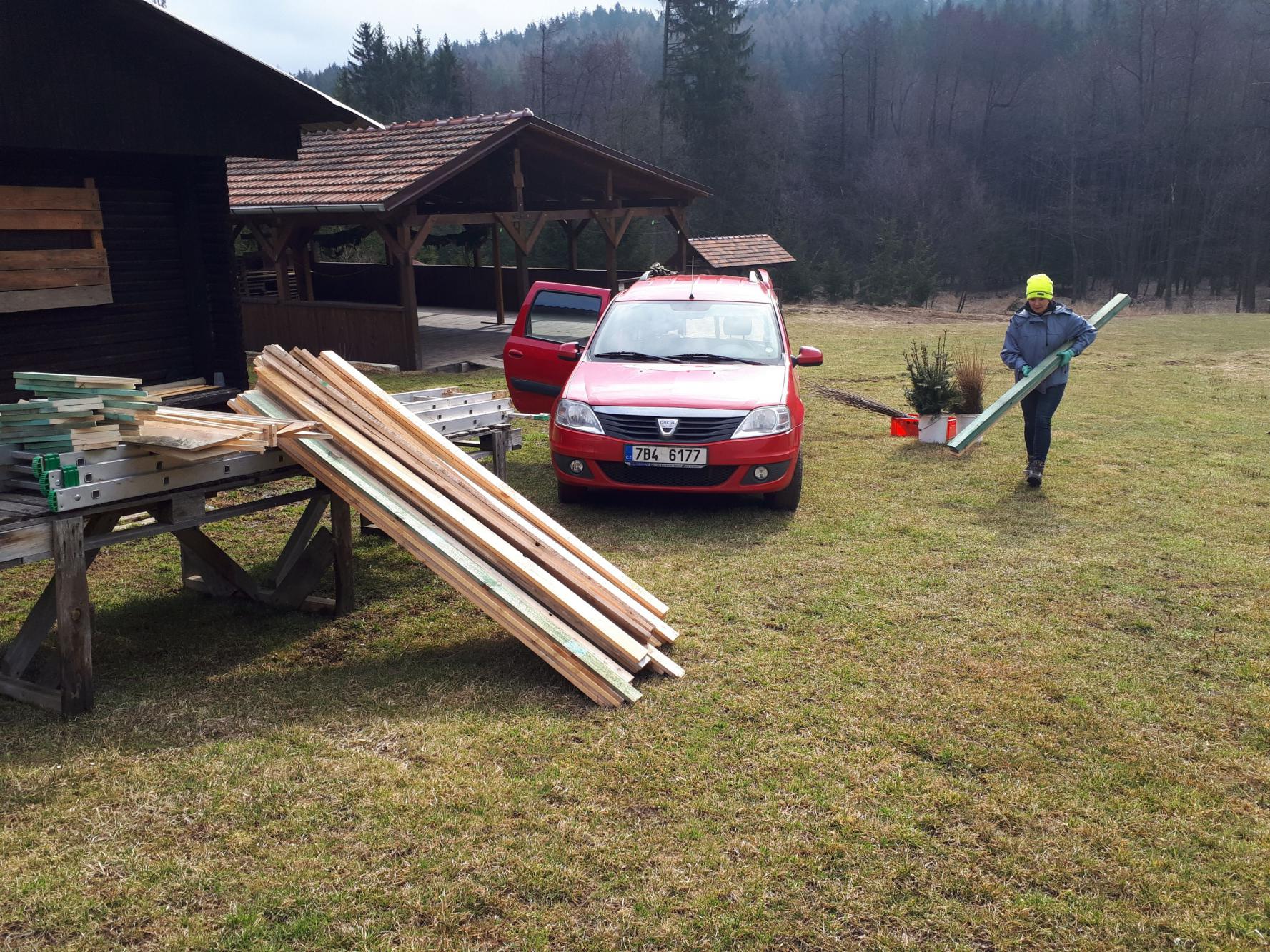 Foto z galerie „Sázení stromků v okolí Lorienského tábořiště“