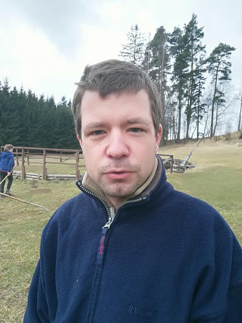 Foto z galerie „Sázení stromků v okolí Lorienského tábořiště“