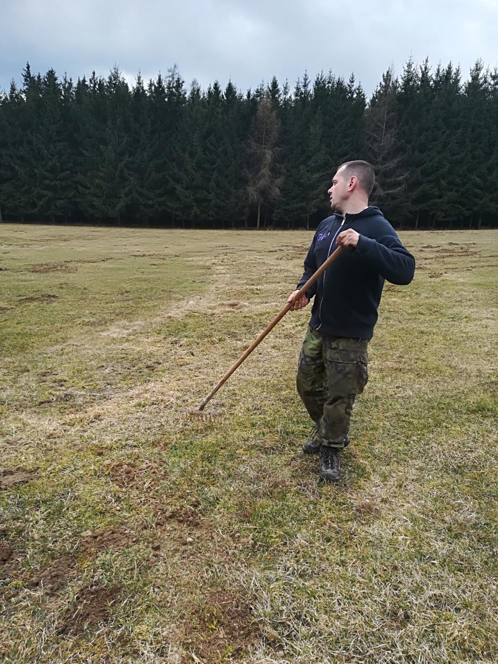 Foto z galerie „Sázení stromků v okolí Lorienského tábořiště“