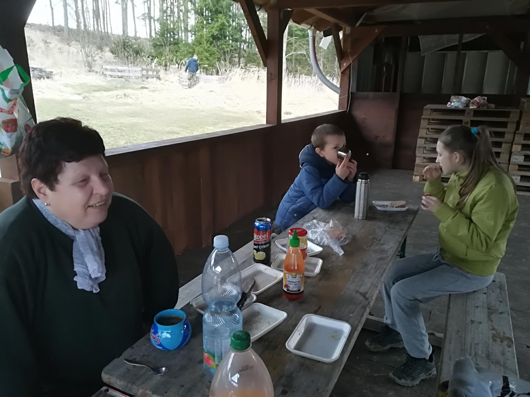 Foto z galerie „Sázení stromků v okolí Lorienského tábořiště“
